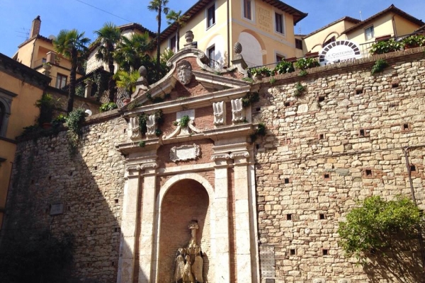 Todi Piazza Bartolomeo d'Alviano fountain